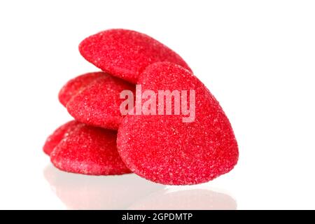 Cuori di gelatina rossa isolati su uno sfondo bianco Foto Stock