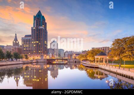 Skyline del centro città con edifici lungo il fiume Milwaukee di notte, a Milwaukee, Wisconsin. Foto Stock