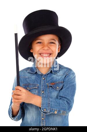 Divertente mago di piccole dimensioni con un cappello a cilindro e una bacchetta magica isolato su uno sfondo bianco Foto Stock