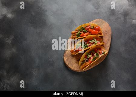 Tacos con grigliate di carne di pollo e verdure - cibo messicano style Foto Stock