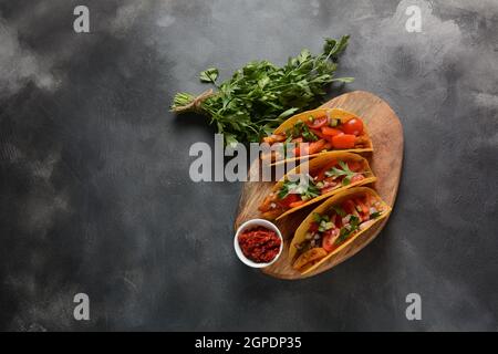 Tacos con grigliate di carne di pollo e verdure - cibo messicano style Foto Stock