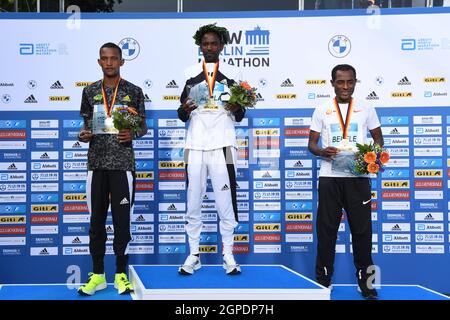 La vincitrice maschile Adola Guye (ETH), centro, seconda classificata Bethwel Yegon (EN), sinistra, e la terza classificata Kenenisa Bekele (ETH) posano con medaglie durante la Maratona di Berlino, domenica 26 settembre 2021, a Berlino. (Jiro Mochizuki/immagine dello sport) Foto Stock