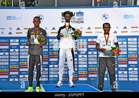 La vincitrice maschile Adola Guye (ETH), centro, seconda classificata Bethwel Yegon (EN), sinistra, e la terza classificata Kenenisa Bekele (ETH) posano con medaglie durante la Maratona di Berlino, domenica 26 settembre 2021, a Berlino. (Jiro Mochizuki/immagine dello sport) Foto Stock