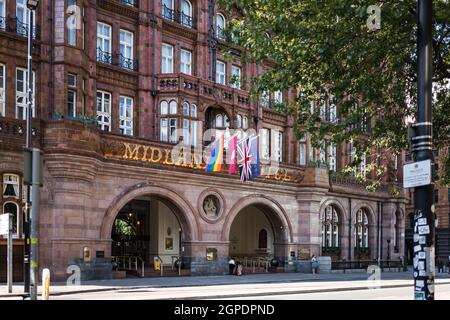 The Midland Hotel in Manchester 23.8.2021 - St Peters Square storico bellissimo vecchio hotel nel centro della città. Union Jack e Pride Bandiera che volano all'esterno. Foto Stock