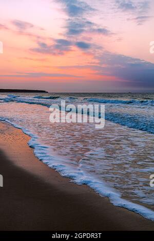 Tramonto sulla costa del Mar Baltico a Warnemuende, Germania. Foto Stock