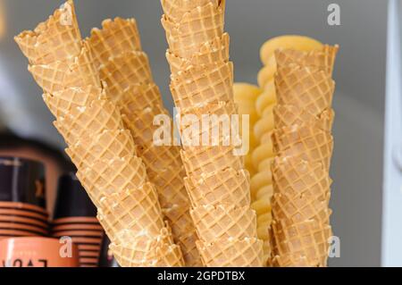 Coni per waffle impilati in una gelateria. Foto Stock