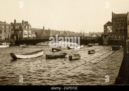 Whitby Harbour in alta marea nel luglio 1926 Foto Stock