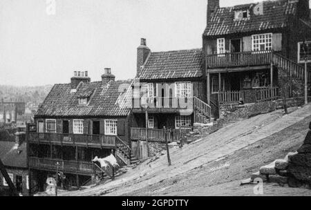 Case con scale esterne in legno e gallerie su Boulby Bank a Whitby nel luglio 1926 Foto Stock