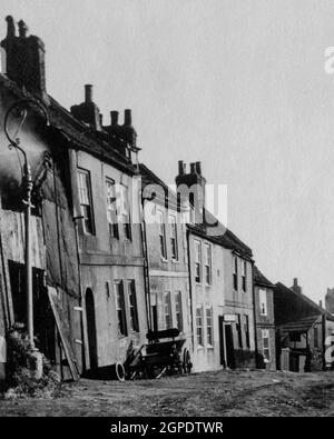 Case e carret di cavalli dilapidati a Whitby nel mese di agosto 1926 Foto Stock