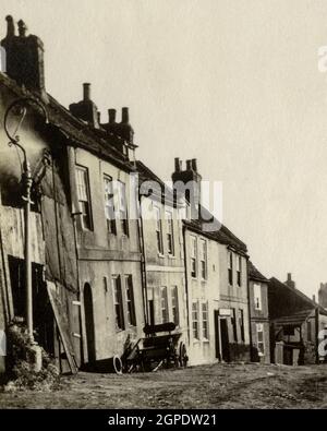 Case scruffy con finestre a telaio su un pendio a Whitby nel mese di agosto 1926 Foto Stock