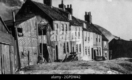 Case pendenti, capannone e carretto cavallo a Whitby nel mese di agosto 1926 Foto Stock