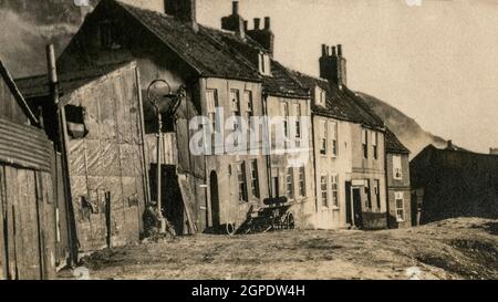 Case shabby, capannone e carretto cavallo a Whitby nel mese di agosto 1926 Foto Stock