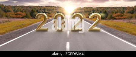 Goals moving forward to 2022, Road to 2022. Text 2022 on Highway Road in mezzo a strada asfaltata vuota e bel cielo. Concetto di Trend Vision. Ban Foto Stock