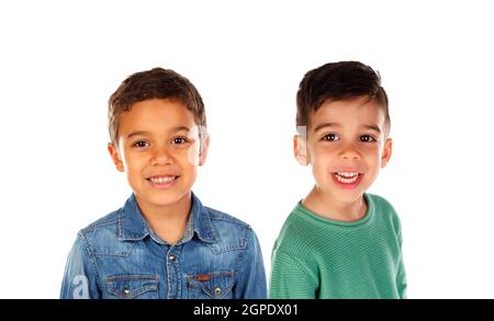 Due bambini latini isolati su sfondo bianco Foto Stock