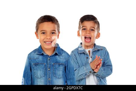 Due bambini latini isolati su sfondo bianco Foto Stock