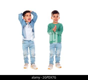 Due bambini latini isolati su sfondo bianco Foto Stock