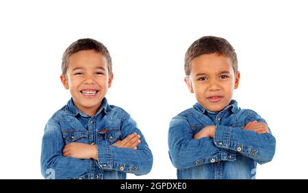 Fratelli gemelli con espressioni diverse isolati su un backgroudn bianco Foto Stock