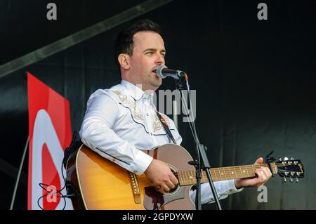 Ennis Brothers, una band di musica country con sede a Dublino di Matthew and Owen Ennis, che si esibisce al Balmoral Show di Lisburn, Irlanda del Nord. Foto Stock