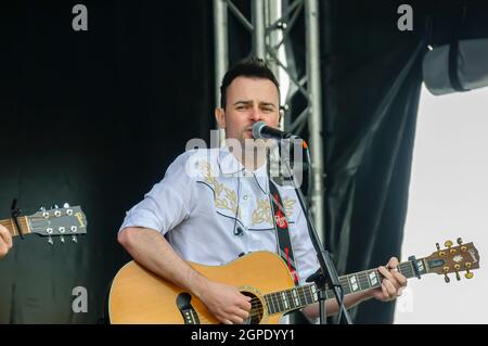 Ennis Brothers, una band di musica country con sede a Dublino di Matthew and Owen Ennis, che si esibisce al Balmoral Show di Lisburn, Irlanda del Nord. Foto Stock