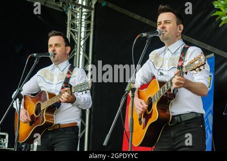 Ennis Brothers, una band di musica country con sede a Dublino di Matthew and Owen Ennis, che si esibisce al Balmoral Show di Lisburn, Irlanda del Nord. Foto Stock