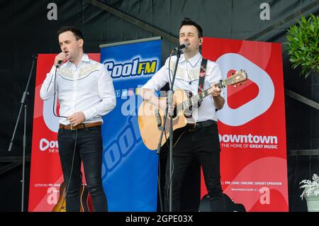 Ennis Brothers, una band di musica country con sede a Dublino di Matthew and Owen Ennis, che si esibisce al Balmoral Show di Lisburn, Irlanda del Nord. Foto Stock