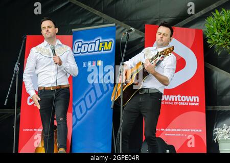 Ennis Brothers, una band di musica country con sede a Dublino di Matthew and Owen Ennis, che si esibisce al Balmoral Show di Lisburn, Irlanda del Nord. Foto Stock