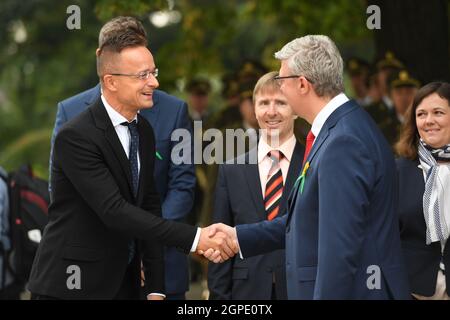 Praga, Repubblica Ceca. 29 settembre 2021. Il Ministro ungherese degli affari esteri e del commercio Peter Szijjarto scrolla le mani con il Ministro ceco dell'industria e del commercio, il Ministro dei trasporti, Right, a Praga, Repubblica ceca, Mercoledì 29 settembre 2021. Credit: Katerina Sulova/CTK Photo/Alamy Live News Foto Stock