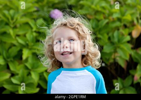 Bel ragazzo di quattro anni con lunghi capelli biondi Foto Stock