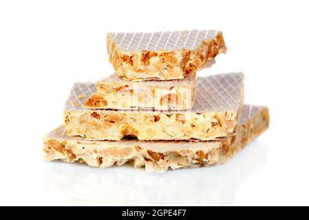 Delizioso torrone tipico dolce Natale isolato su uno sfondo bianco Foto Stock