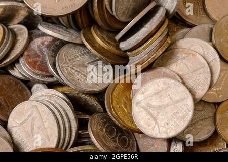 Balza di monete antiche in vendita nel mercato di strada dell'antiquariato bric-a-brac, sparato nella cittadina mediterranea di Chiavari, Genova, Liguria, Italia Foto Stock