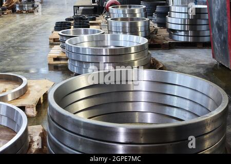 Cuscinetti di grande diametro pronti all'uso in fabbrica.prodotti finiti della fabbrica di cuscinetti. Concetto di industria pesante. Prodotti metallici. Foto Stock