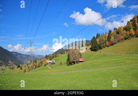 Paesaggio autunnale vicino a Gstaad, Alpi Svizzere Foto Stock