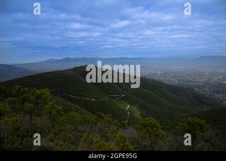 Vista dalla cima della montagna alla città di Lucca e dintorni in Italia all'inizio dell'autunno Foto Stock