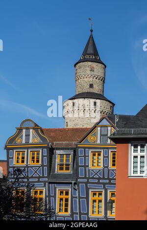 La Casa Pendente e la Torre delle Streghe a Idstein, Taunus, Assia, Germania Foto Stock