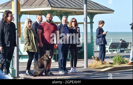 Brighton, Regno Unito. 29 settembre 2021. Sir Keir Starmer il leader del partito laburista attende di attraversare la strada con sua moglie Victoria prima di dare il suo discorso alla Conferenza del partito laburista che si tiene nel Brighton Center: Credit Simon Dack/Alamy Live News Foto Stock