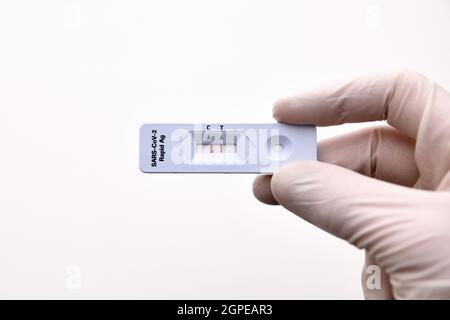 COVID-19 virus malattia controllo sanitario, Coronavirus pandemia globale crisi focolaio, Rapid Strep Kit test RST, Quick Antigen Detection Testing RADT, pati Foto Stock