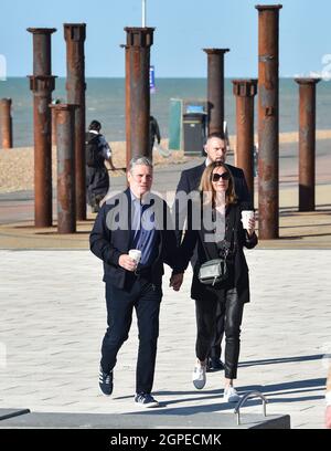 Brighton, Regno Unito. 29 settembre 2021. Sir Keir Starmer il leader del partito laburista cammina lungo il lungomare di Brighton con sua moglie Victoria prima di dare il suo discorso alla Conferenza del partito laburista che si tiene nel centro di Brighton: Credit Simon Dack/Alamy Live News Foto Stock