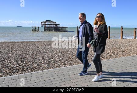 Brighton, Regno Unito. 29 settembre 2021. Sir Keir Starmer il leader del partito laburista cammina lungo il lungomare di Brighton con sua moglie Victoria prima di dare il suo discorso alla Conferenza del partito laburista che si tiene nel centro di Brighton: Credit Simon Dack/Alamy Live News Foto Stock