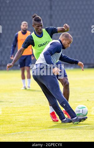 Vakoun Issouf Bayo di Gent e Vadis Odjidja-Ofoe di Gent hanno illustrato in azione durante una sessione di allenamento della squadra di calcio belga KAA Gent, mercoledì 29 settembre Foto Stock