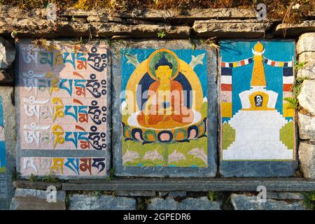Mura di preghiera buddista sul cammino verso il campo base dell'everest - Nepal Foto Stock