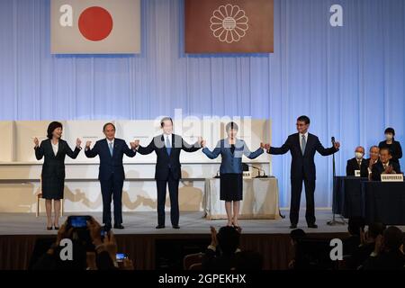 TOKYO, GIAPPONE - SETTEMBRE 29: L'ex Ministro degli Esteri giapponese Fumio Kishida (C) celebra con il primo Ministro uscente, Yoshihide Suga (C-L) e con i candidati Seiko Noda (L), Sanae Takaichi (C-R) e Taro Kono (R) dopo aver vinto le elezioni del Partito Liberal-democratico il 29 settembre 2021 a Tokyo, Giappone. La sostituzione del primo Ministro Sha sarà il terzo leader del Giappone durante la pandemia di coronavirus ed è probabile che si concentrerà fortemente sul ritorno dell'economia del paese sulla strada. (Foto di Carl Court/Getty Images) Foto Stock