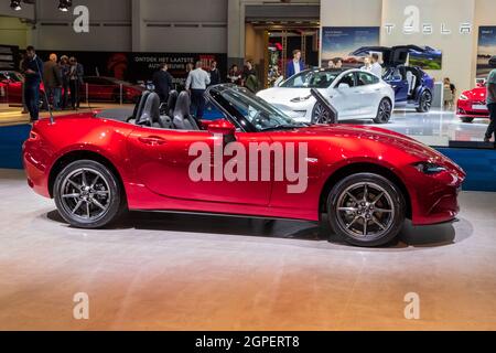 Mazda MX-5, modello di auto sportiva con tetto morbido, presentato al Motor Show Autosalon 2020. Bruxelles, Belgio - 9 gennaio 2020. Foto Stock