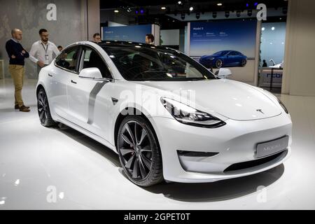 Il nuovo modello di Tesla Model 3 è mostrato al Motor Show Autosalon 2020. Bruxelles, Belgio - 9 gennaio 2020. Foto Stock