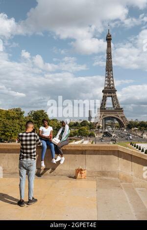 Turisti ai Giardini del Trocadero, Parigi, Île-de-France, Francia, Europa Foto Stock