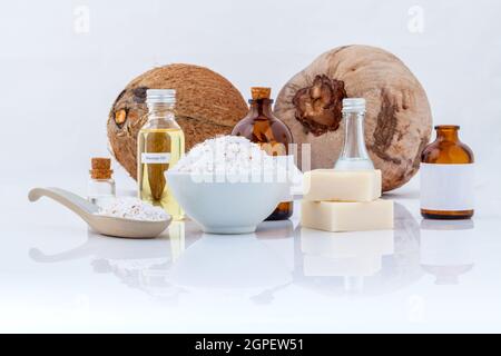 Noce di cocco Oli essenziali naturali ingredienti Spa per spazzolare ,massaggi e per la cura della pelle isolare su sfondo bianco. Foto Stock