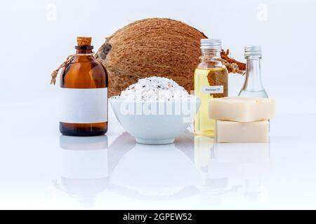 Noce di cocco Oli essenziali naturali ingredienti Spa per spazzolare ,massaggi e per la cura della pelle isolare su sfondo bianco. Foto Stock