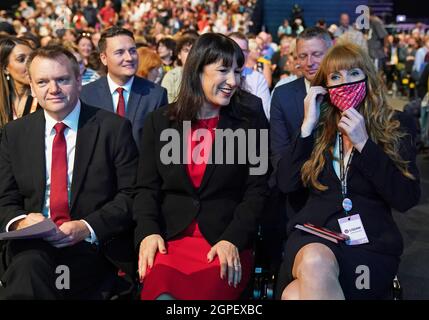 (Da sinistra a destra) Shadow home segretario Nick Thomas-Symonds, Wes Streeting, cancelliere Shadow dello scacchiere Rachel Reeves, Shadow segretario di stato per le comunità e il governo locale Steve Reed e vice leader laburista Angela Rayner accanto ai delegati in vista del discorso del leader Sir Keir Starmer alla conferenza del partito laburista a Brighton. Data foto: Mercoledì 29 settembre 2021. Foto Stock