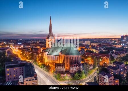 Szczecin, Polonia. Veduta aerea dell'Archcattedrale Basilica di San Giacomo Apostolo al crepuscolo Foto Stock