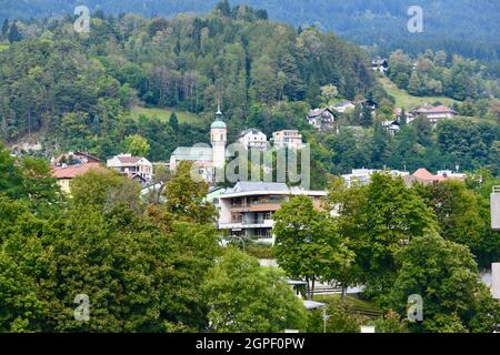 Blick vom Mariahilfpark auf Hötting, einen alten Stadtteil von Innsbruck, der Landeshauptstadt von Tirol mit Blick auf die Wälder der Nordkette Foto Stock