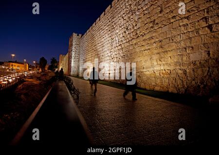 Gerusalemme, Città Vecchia. Le pareti illuminate di notte Foto Stock